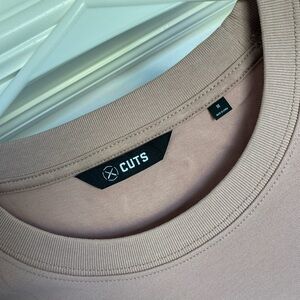 Cuts tee